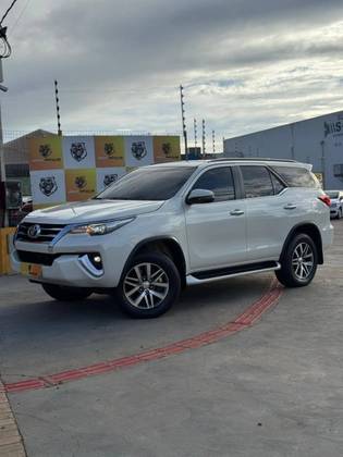 TOYOTA HILUX SW4 2.8 SRX 4X4 7 LUGARES 16V TURBO INTERCOOLER DIESEL 4P AUTOMÁTICO
